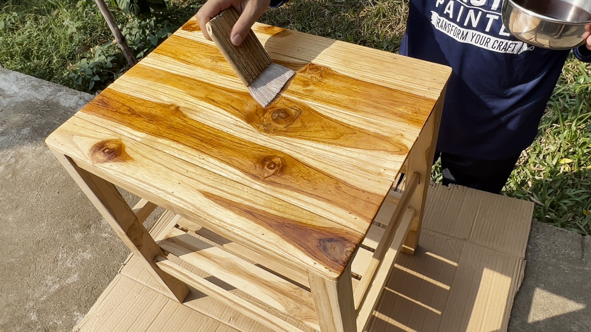 DIY. โต๊ะไม้วางของ ให้สวยเก๋ดูเป็นธรรมชาติ ด้วยสีย้อมไม้ เพียง 2 ขั้นตอนง่ายๆ